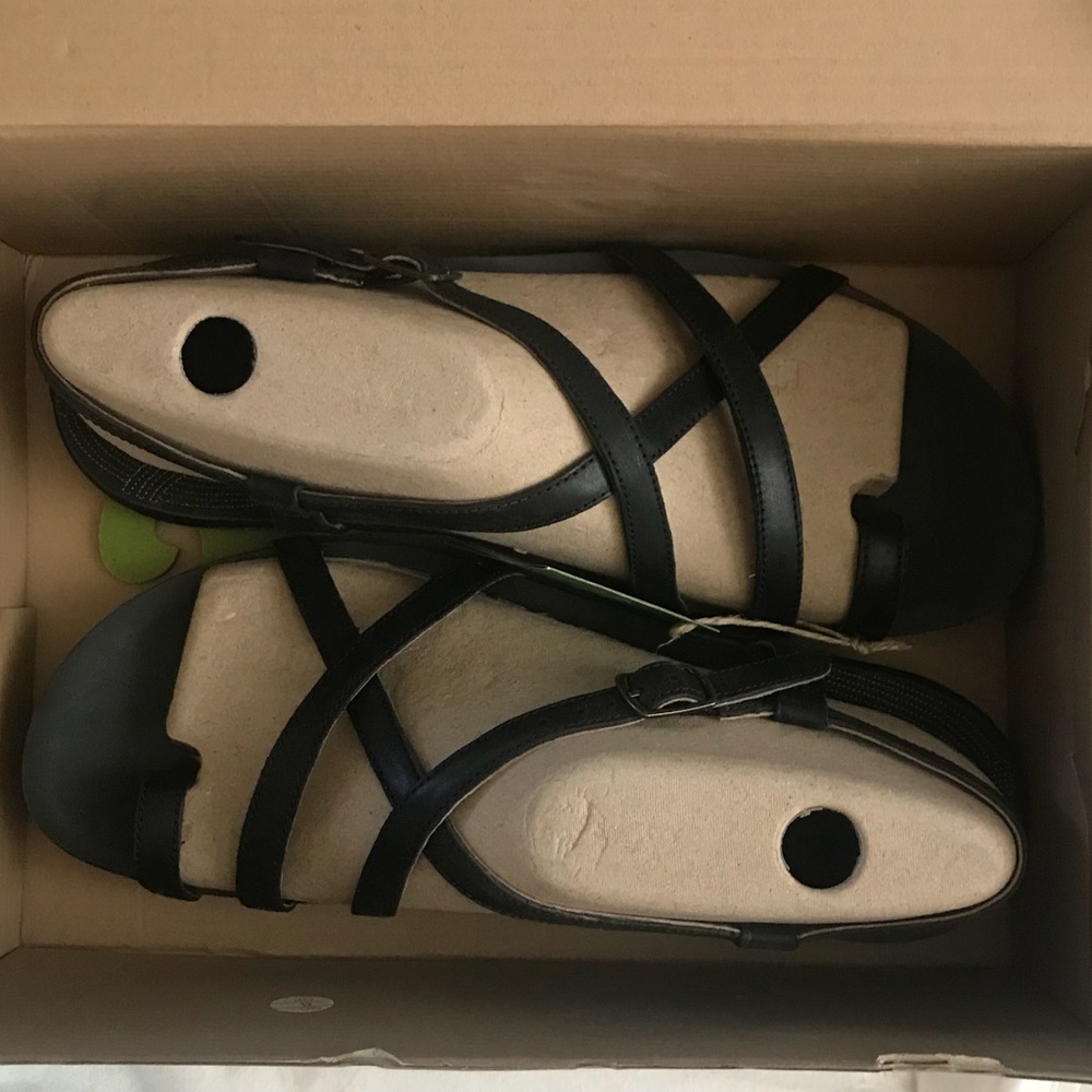 Black Flat Strappy Leather Chacos Dorra sz 10 NWT